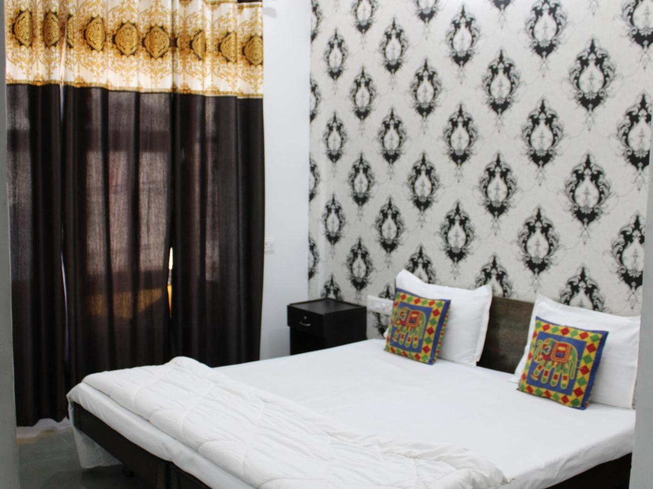 Hill Paradise Home Stay Удайпур Стая снимка